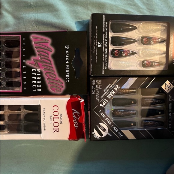 4 packs of press on nails - Picture 1 of 1